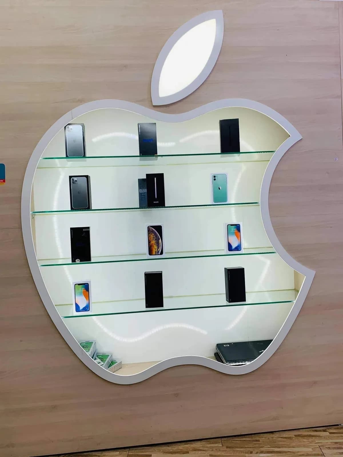 Phone & tech retail store — 3