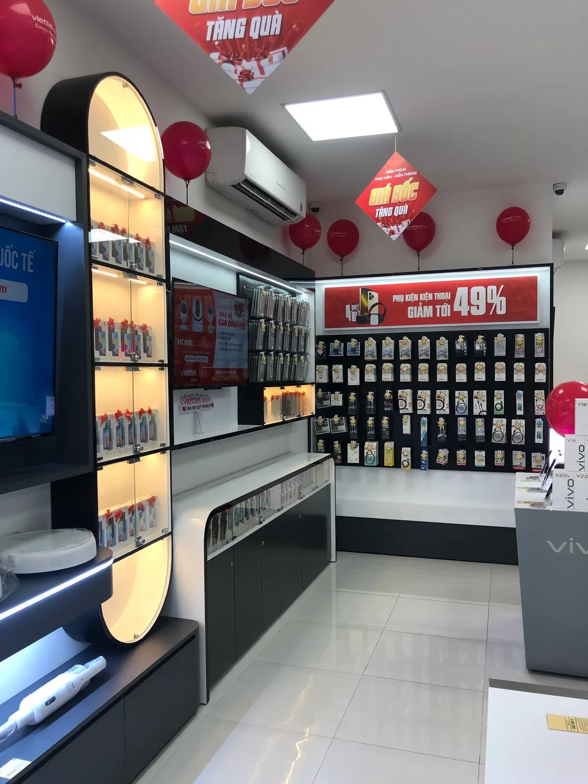 Phone & tech retail store — 4