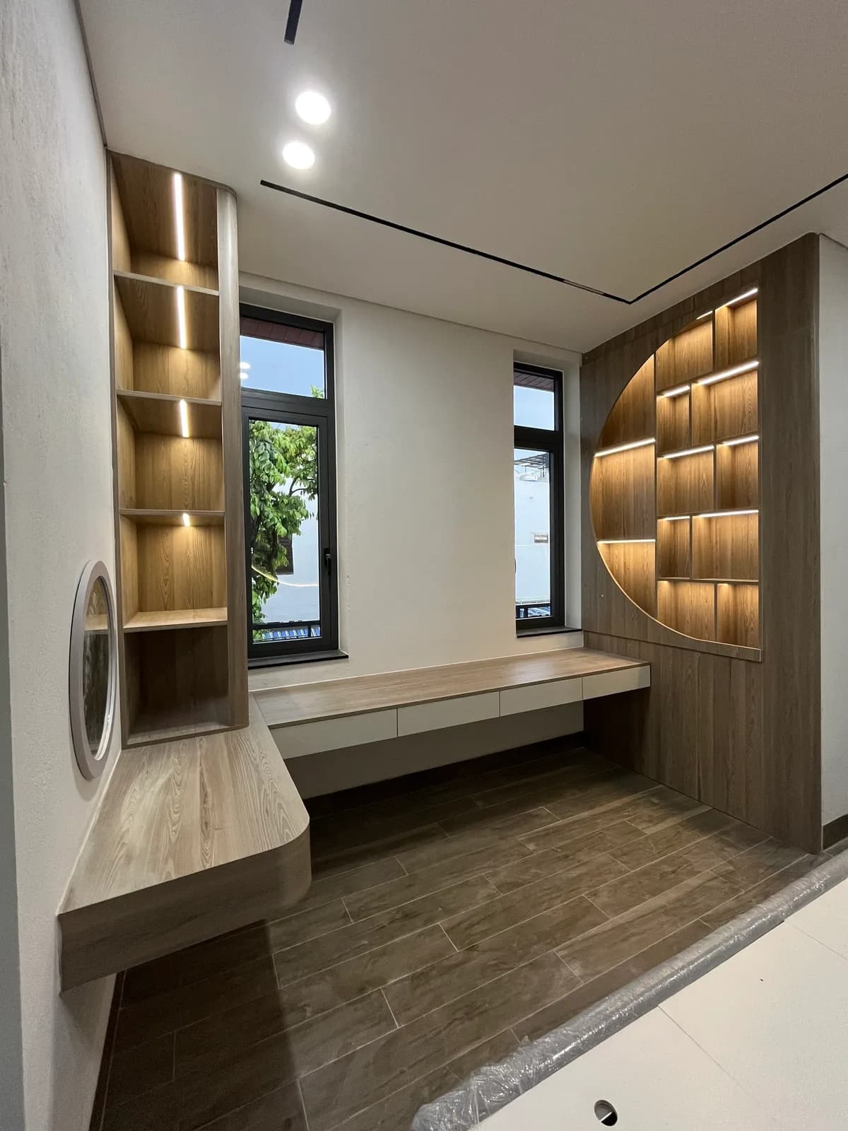 Phòng ngủ hiện đại — giường bệ & hốc vòm