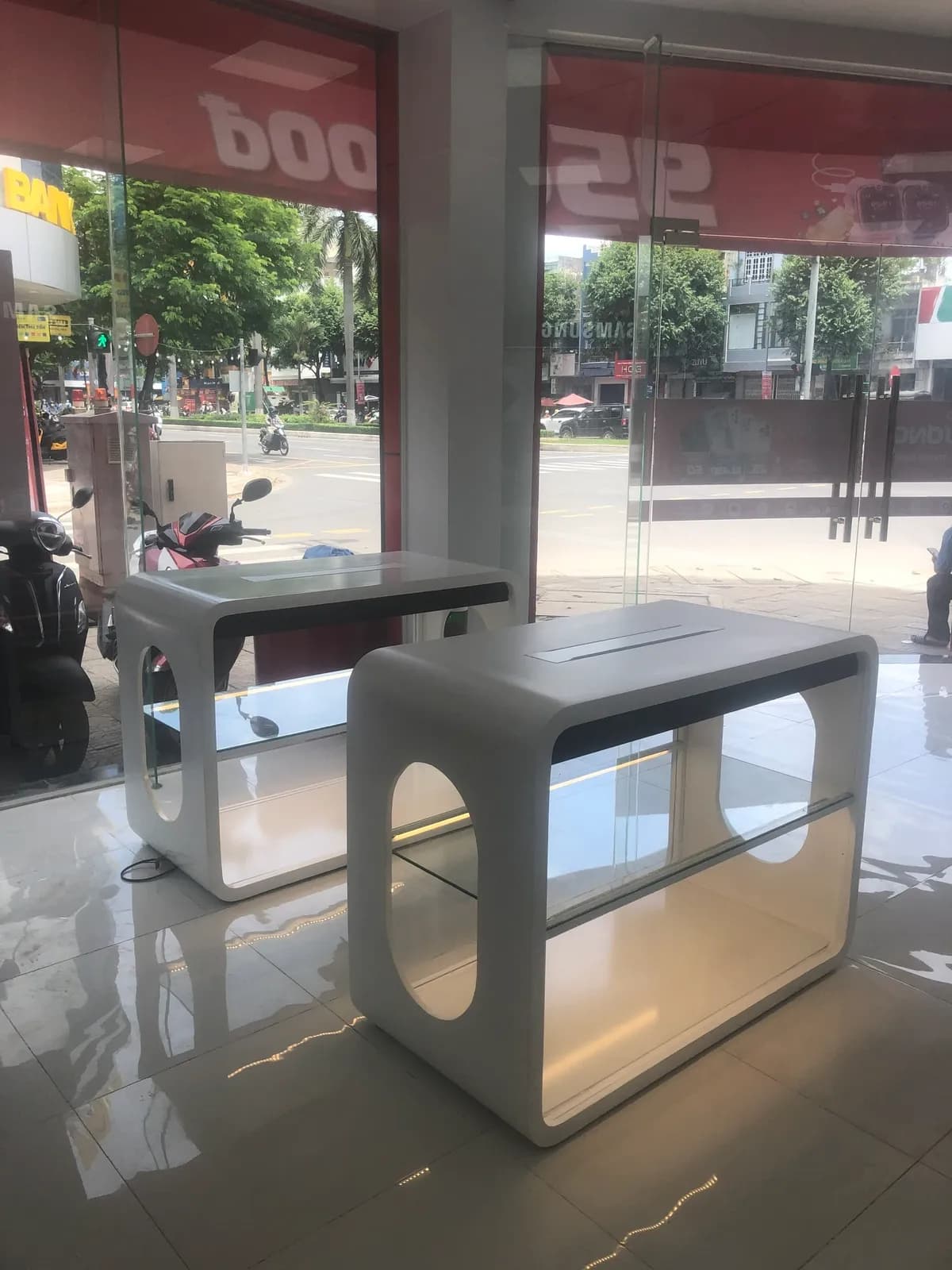 Cosmetics showroom & retail store — 4