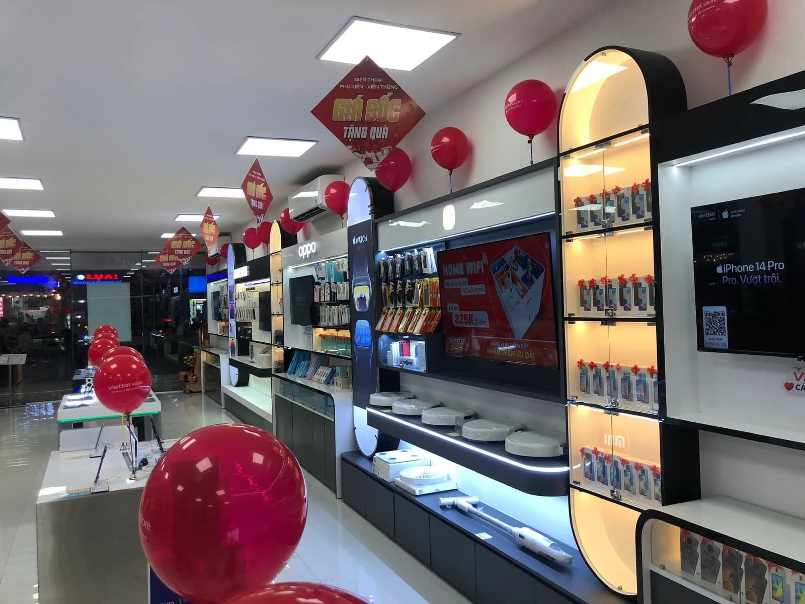 Cosmetics showroom & retail store — 6