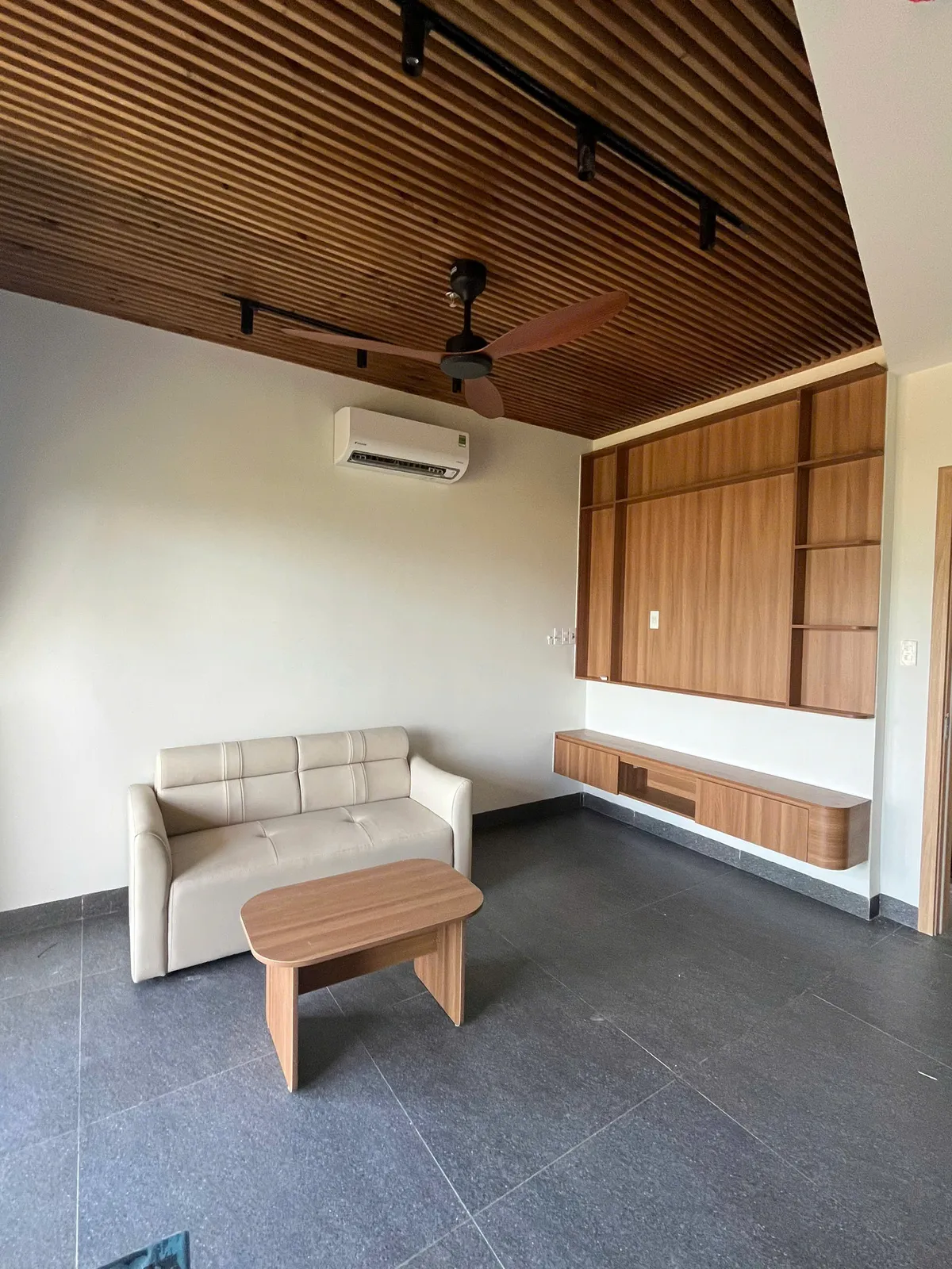 Căn hộ studio cho thuê — tông gỗ sồi sáng — 4