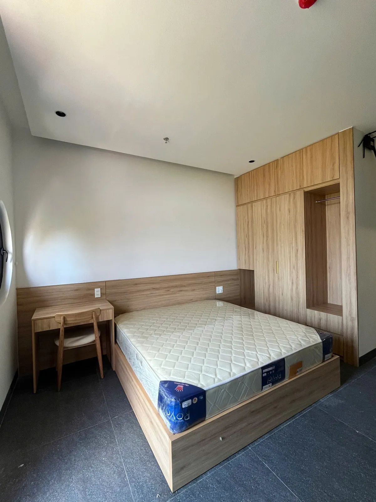 Căn hộ studio cho thuê — tông gỗ sồi sáng — 5