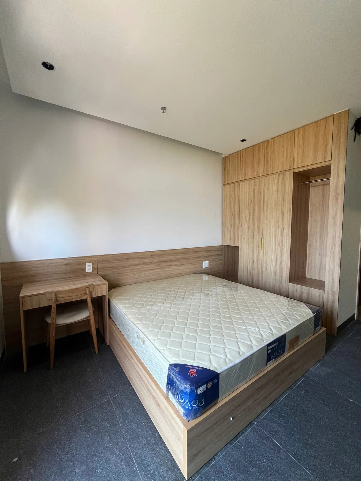 Căn hộ studio cho thuê — tông gỗ sồi sáng — 6