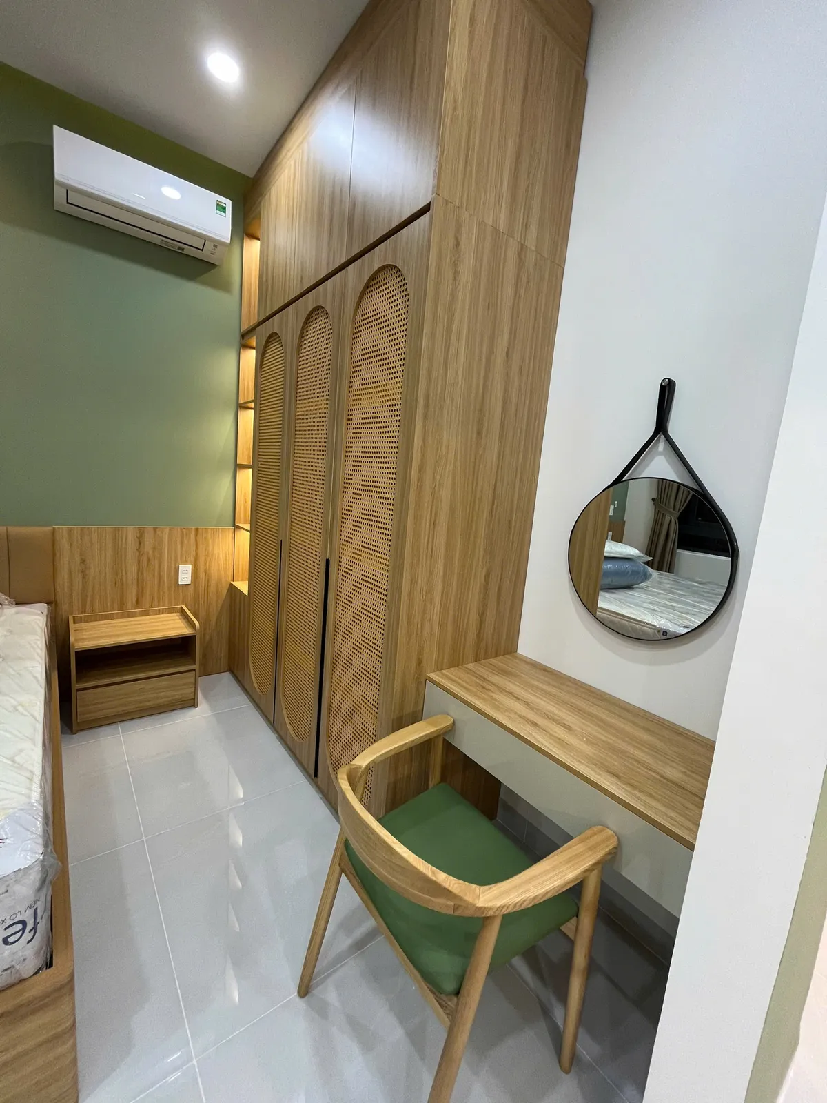 Căn hộ studio — điểm nhấn xanh lá & vòm cong — 2