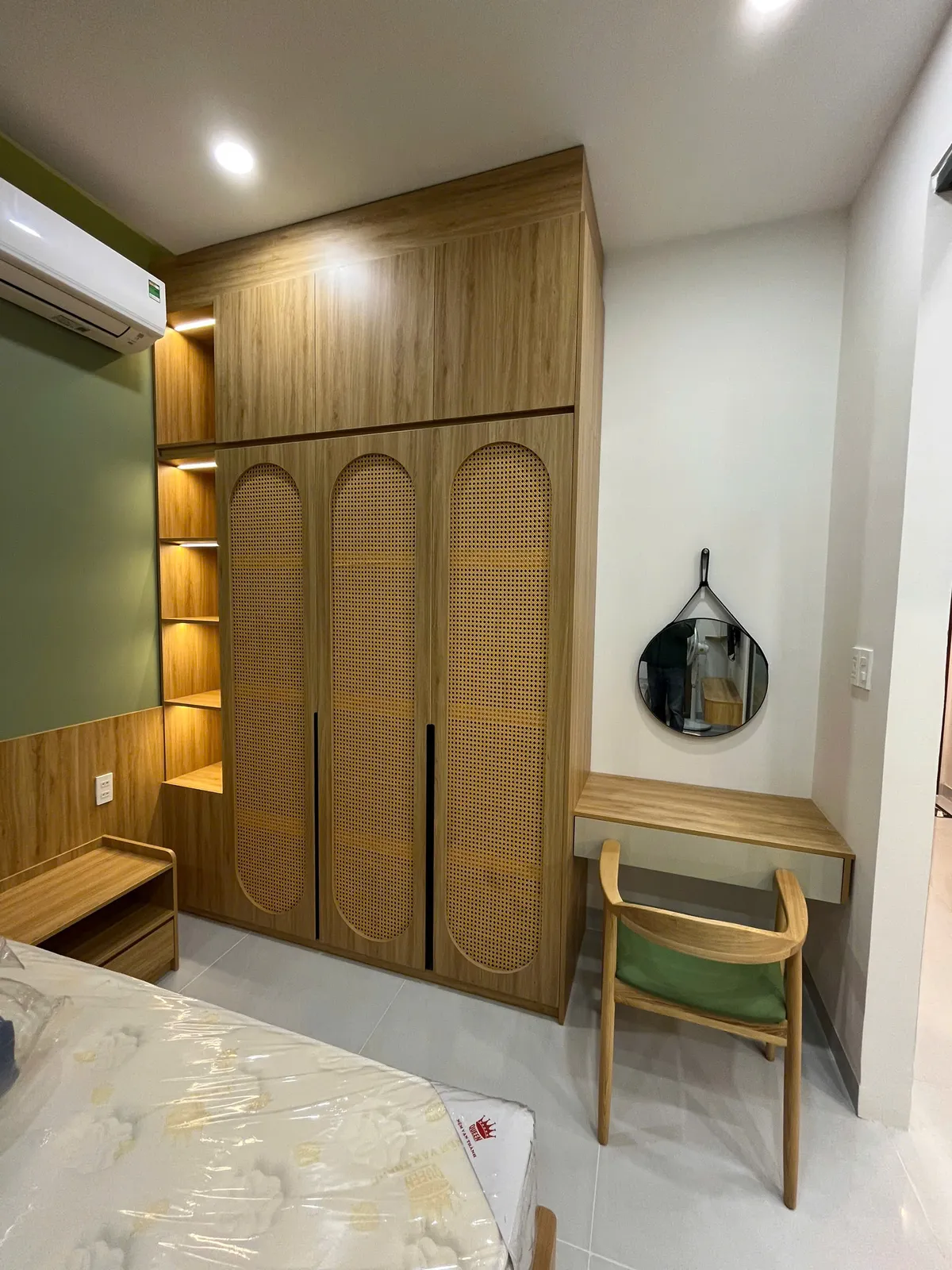 Căn hộ studio — điểm nhấn xanh lá & vòm cong — 4