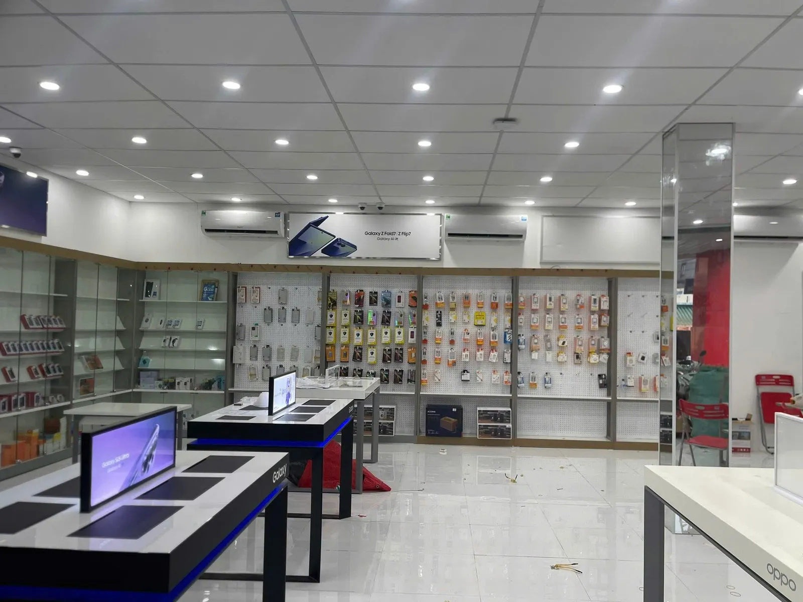 Quầy kệ trưng bày cửa hàng công nghệ