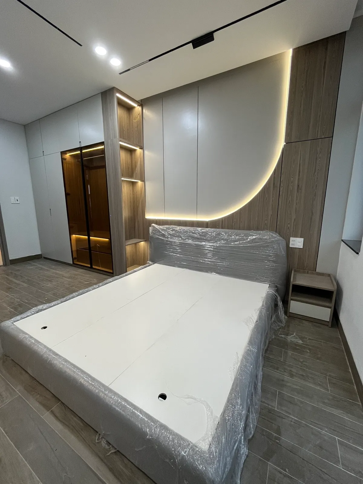 Phòng ngủ hiện đại — giường bệ & hốc vòm — 4