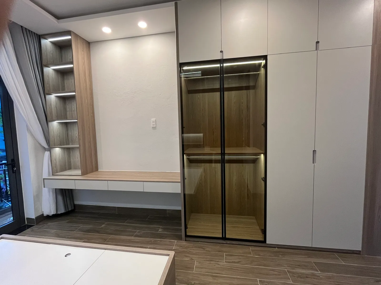Phòng ngủ hiện đại — giường bệ & hốc vòm — 5
