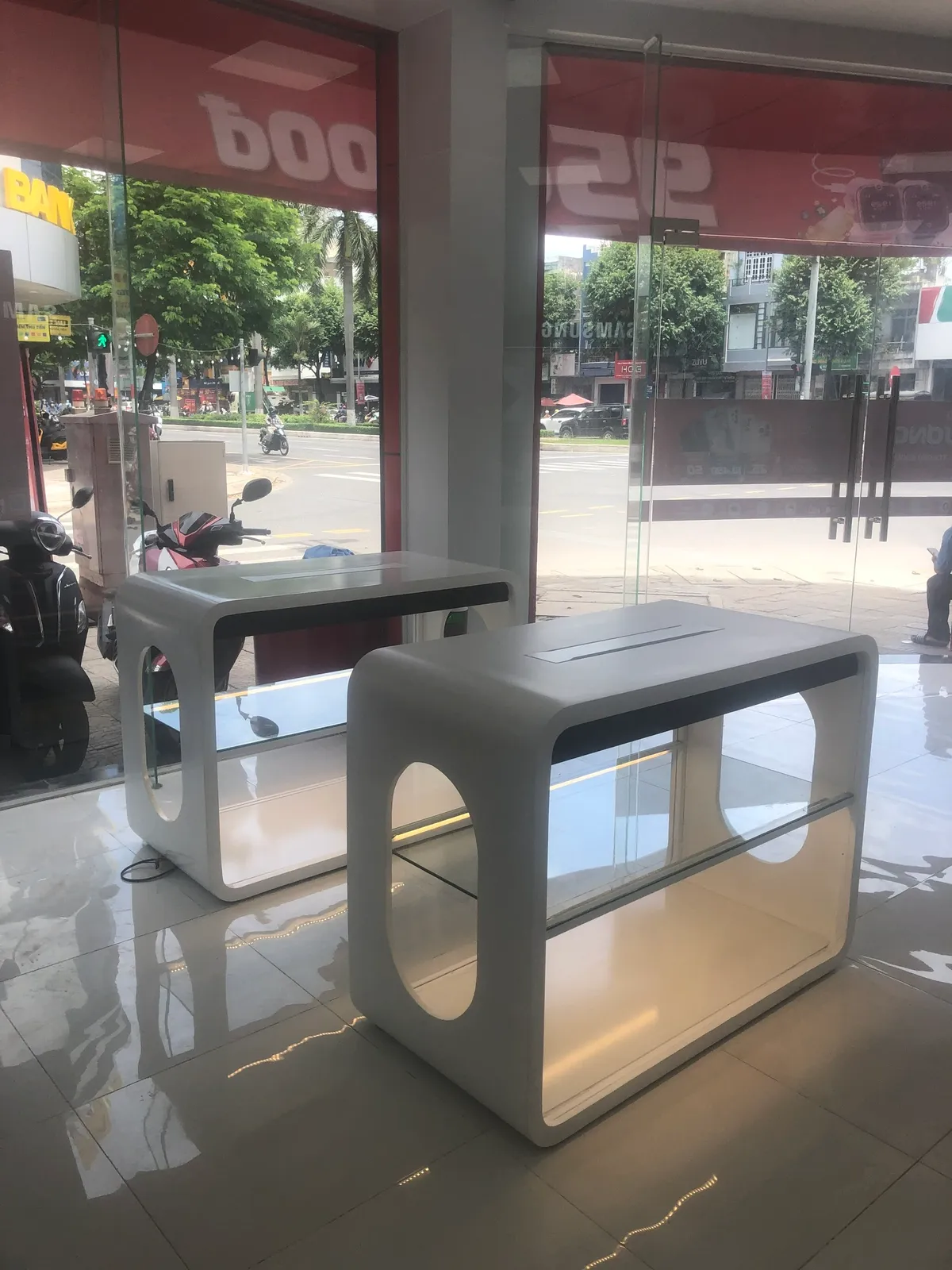 Showroom mỹ phẩm & cửa hàng bán lẻ — 4
