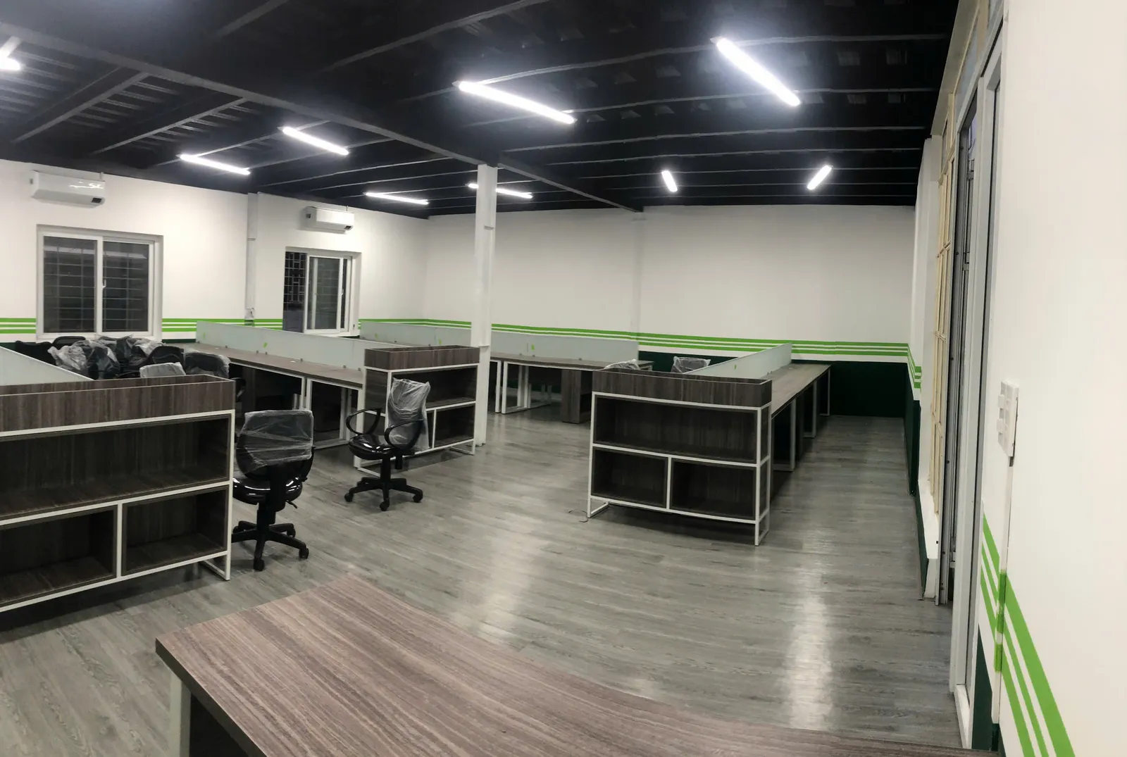 Văn phòng làm việc & kệ trưng bày showroom