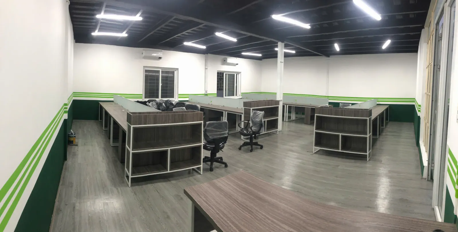Văn phòng làm việc & kệ trưng bày showroom — 2